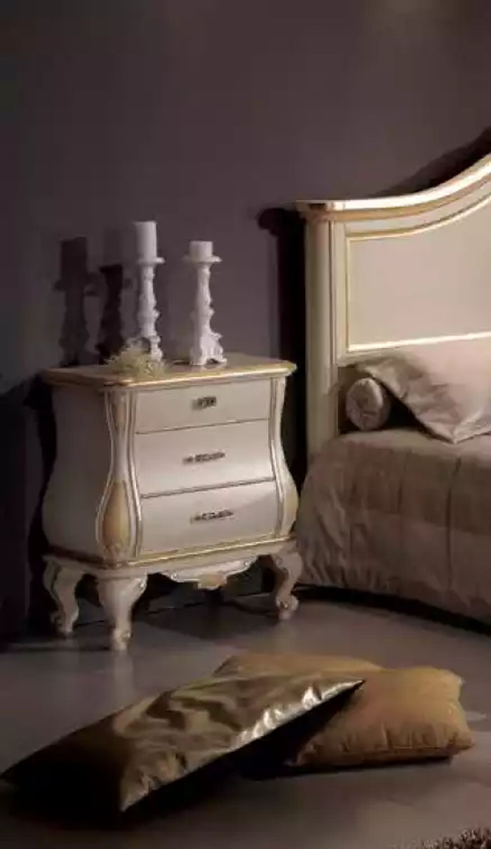 Nachttisch aus weißem Holz im Schlafzimmer klassische Möbel