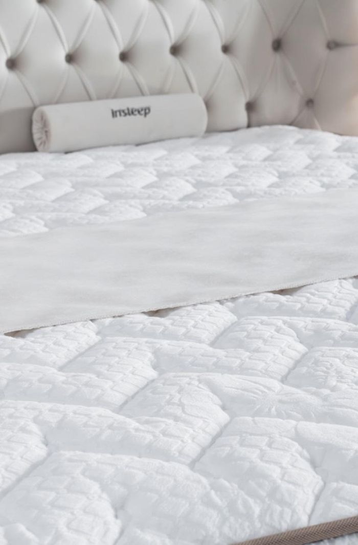 Schlafzimmer Set Weiß Boxspring Bett Chesterfield Elegantes 2x Nachttische 3tlg.
