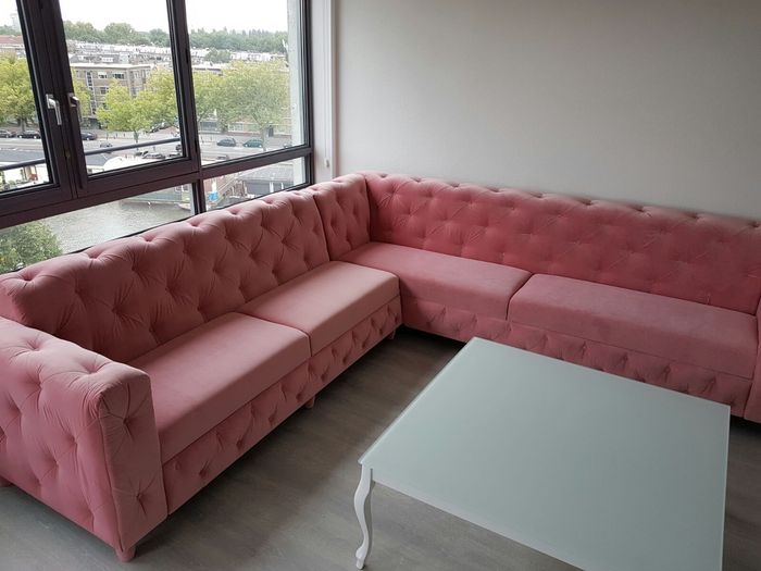Großer schwarzer Chesterfield-Sofa aus Leder im eleganten Stil