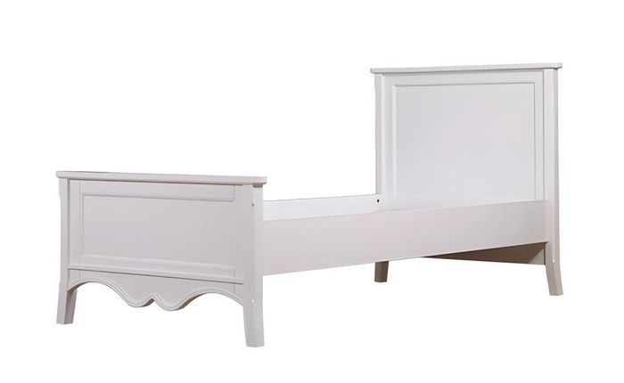 Weißes Holzbett im eleganten Design