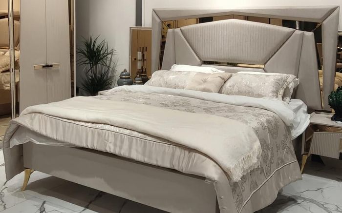 Schlafzimmerbett Bett Bettrahmen hohes Kopfteil Beige Gold Spiegel