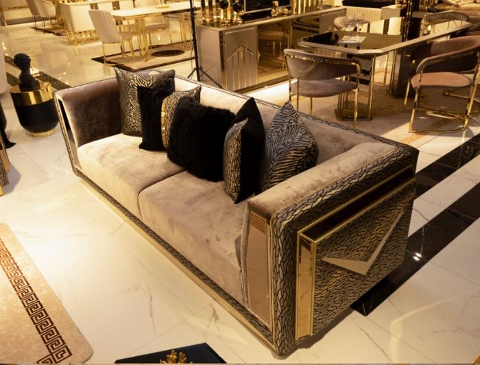 Luxus Couch mit Metall Edelstahl Sofa Couchen Dreisitzer Sofa Polster Möbel