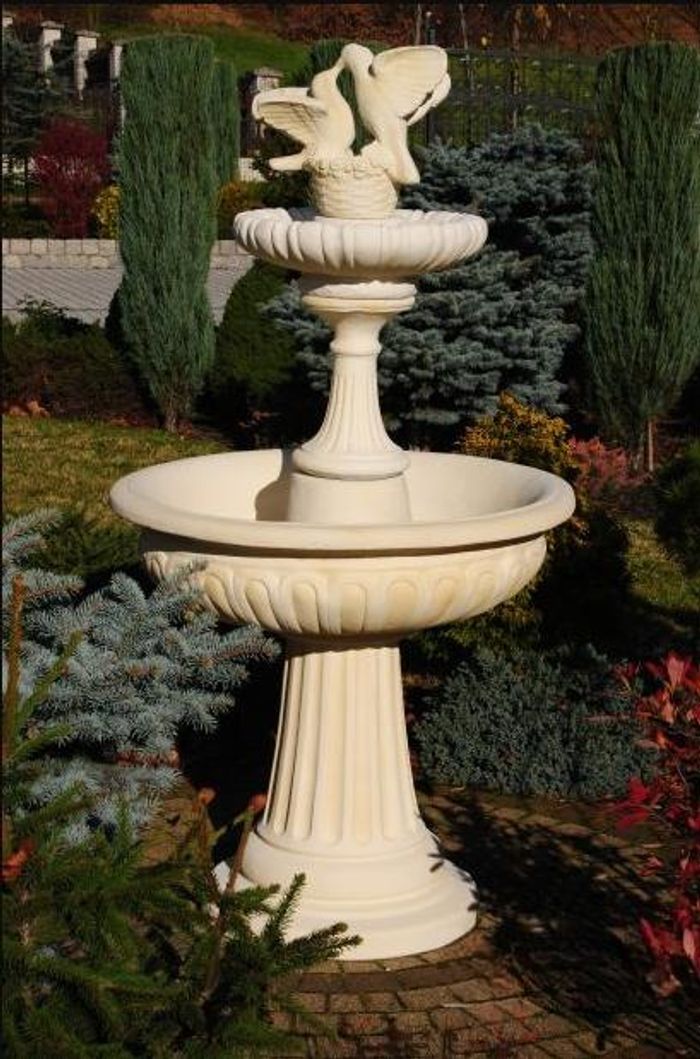 POROTO-Brunnen mit zwei Tauben