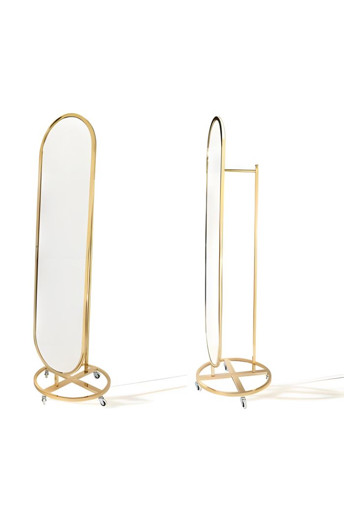 Ovaler Standspiegel in goldenem Metallrahmen auf rundem Sockel mit Rollen