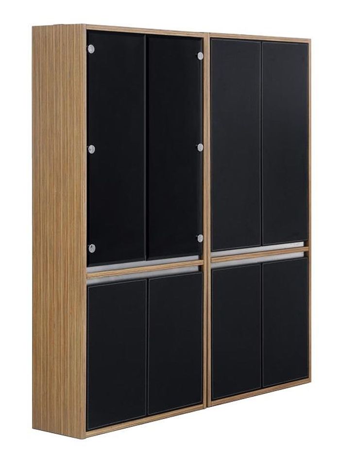 Großer Holzschrank in Naturfarben für eleganten Wohnstil