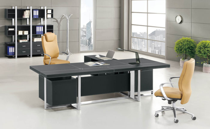 Eckschreibtisch aus MDF und Edelstahl in modernem Design