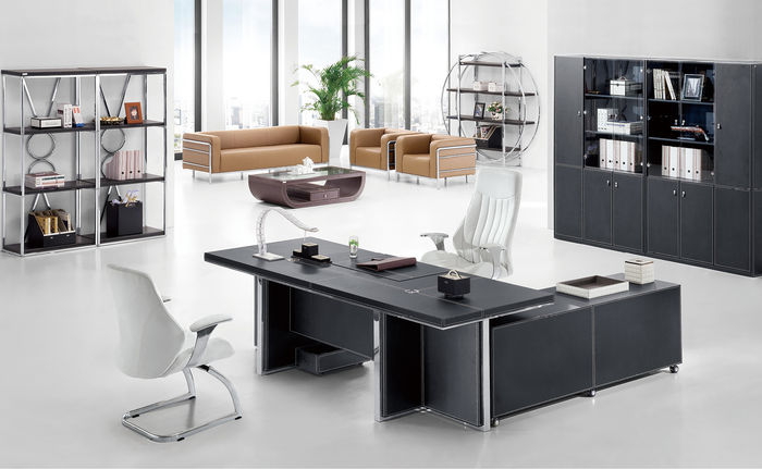Moderner Eckschreibtisch aus MDF und Edelstahl in neutraler Farbe