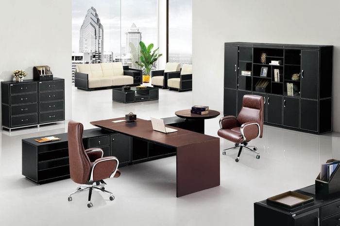 Eckschreibtisch aus MDF und Edelstahl in modernem Design