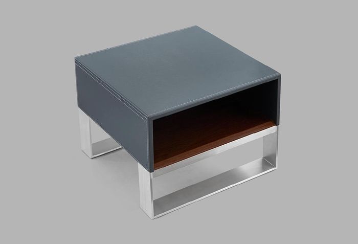 Moderner Beistelltisch aus MDF und Edelstahl in neutraler Farbe