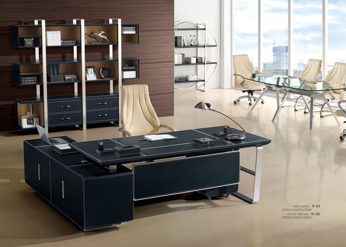 Eckschreibtisch aus MDF mit Edelstahl in modernem Design