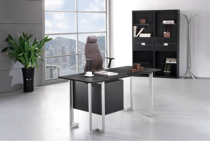 Moderner Schreibtisch aus MDF und Edelstahl in Holzoptik