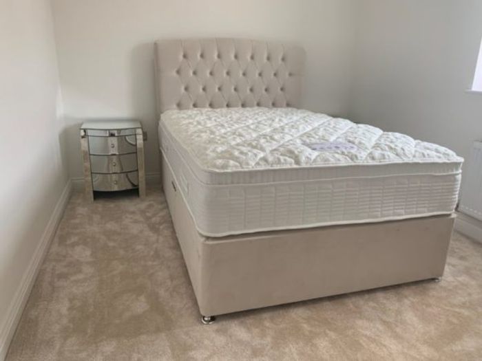 Chesterfield Bett Design Schlafzimmer Englisches Betten 160x200cm Textil Polster