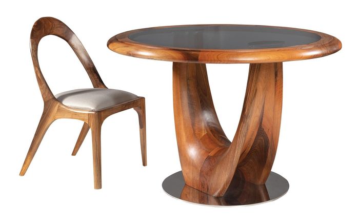 Eleganter brauner Holztisch in modernem Design