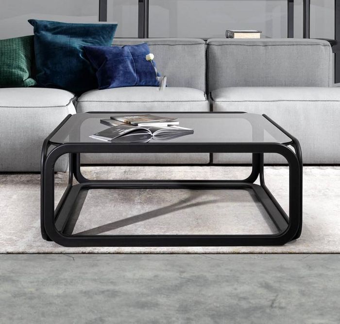 Rechteckiger Couchtisch aus Glas mit modernem Holzllgestell in Wohnzimmer