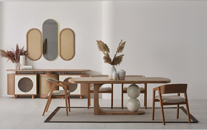 Elegantes Esszimmer-Set mit stilvollem Tisch, Stühlen und Sideboard