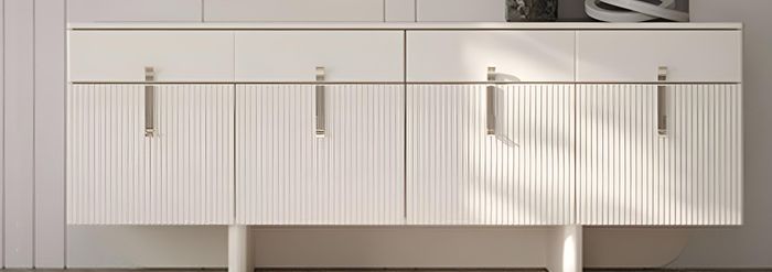 Modernes Beige Sideboard mit eleganten Griffen und strukturierten Türen