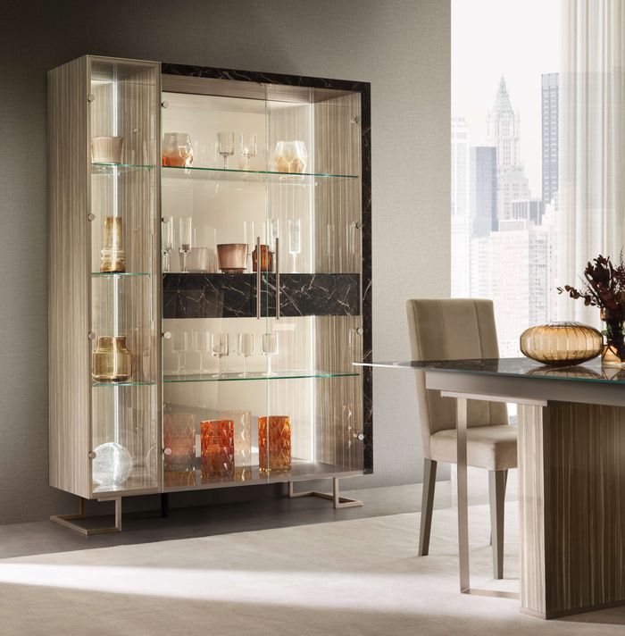 Schöne Vitrine aus Holz – Ideal für Ihr Wohnzimmer oder Esszimmer.