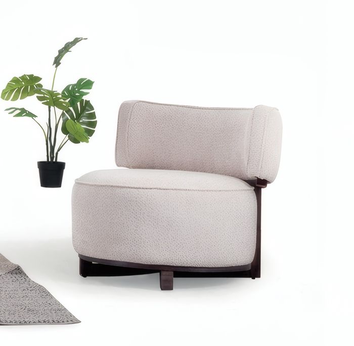 Ein angenehmes, ausgewogenes Sessel mit weichen Kissen und edler Textur.