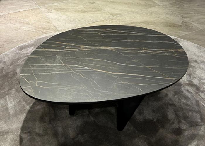 Tisch Oval Design Stil Qualität Stabilität Eleganz Modernität Couchtisch