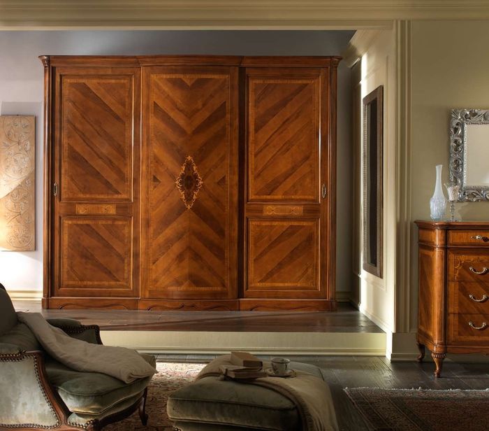Casa Padrino Luxus Kleiderschrank Braun 308 x 73 x H. 256 cm - Prunkvoller Massivholz Schlafzimmerschrank mit 3 Schiebetüren - Luxus Qualität