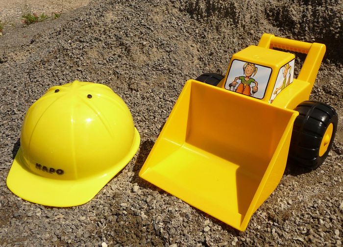 SANDKASTENSPIELZEUG Kinder Bauhelm + Handbagger