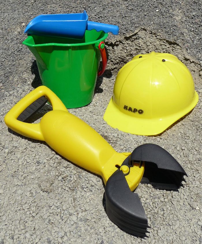 SANDKASTENSPIELZEUG mit Kinder Bauhelm 4-teilig