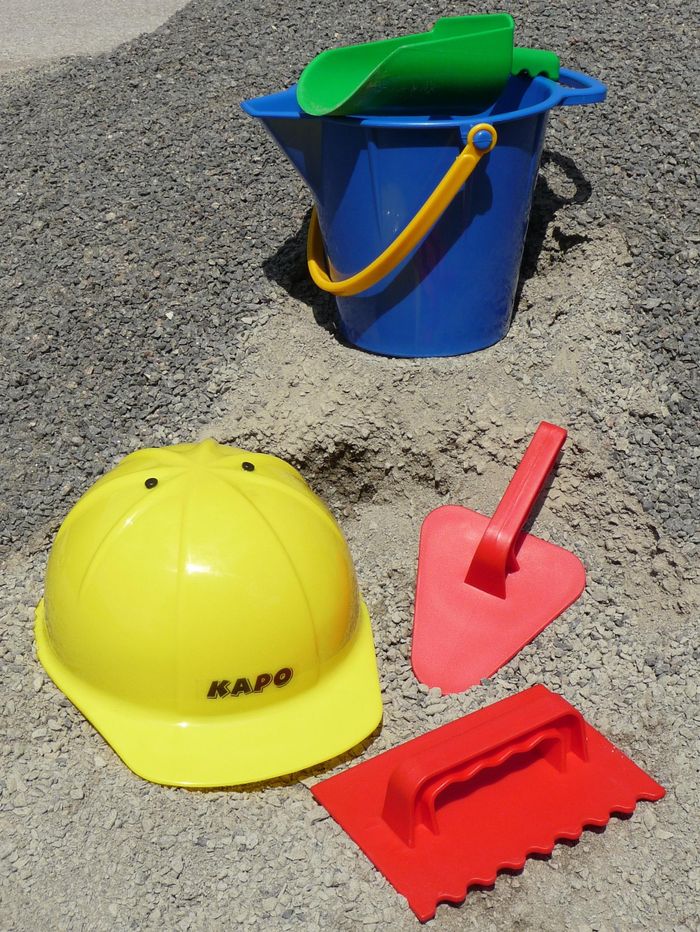 SANDKASTENSPIELZEUG mit Kinder Bauhelm 5-teilig