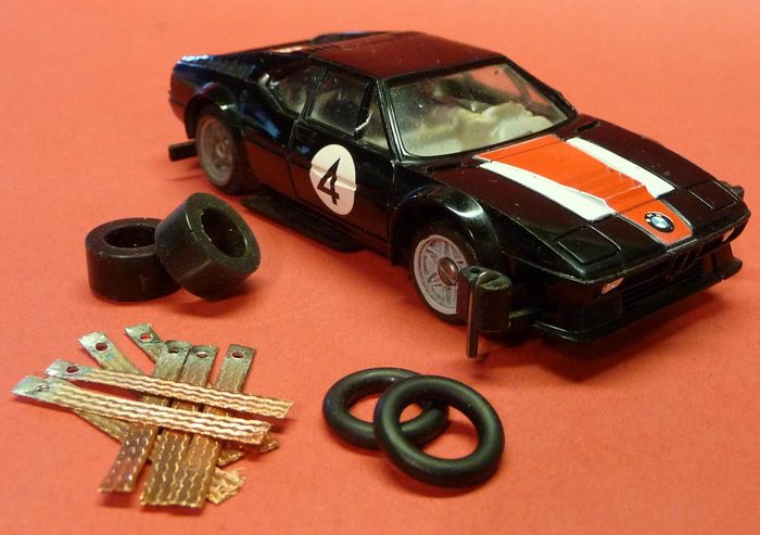 4-STÜCK Reifen VORNE / HINTEN + 8 SCHLEIFER für Carrera Servo 140 V1 AUTO's
