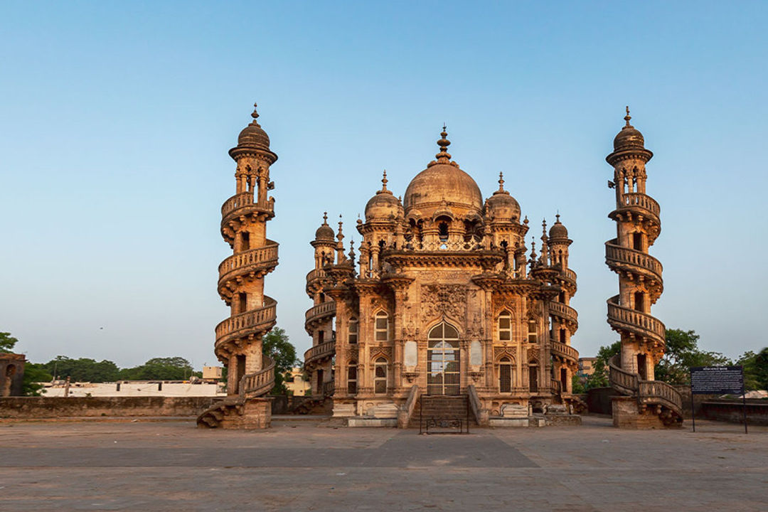 Mahabat Khan Maqbara