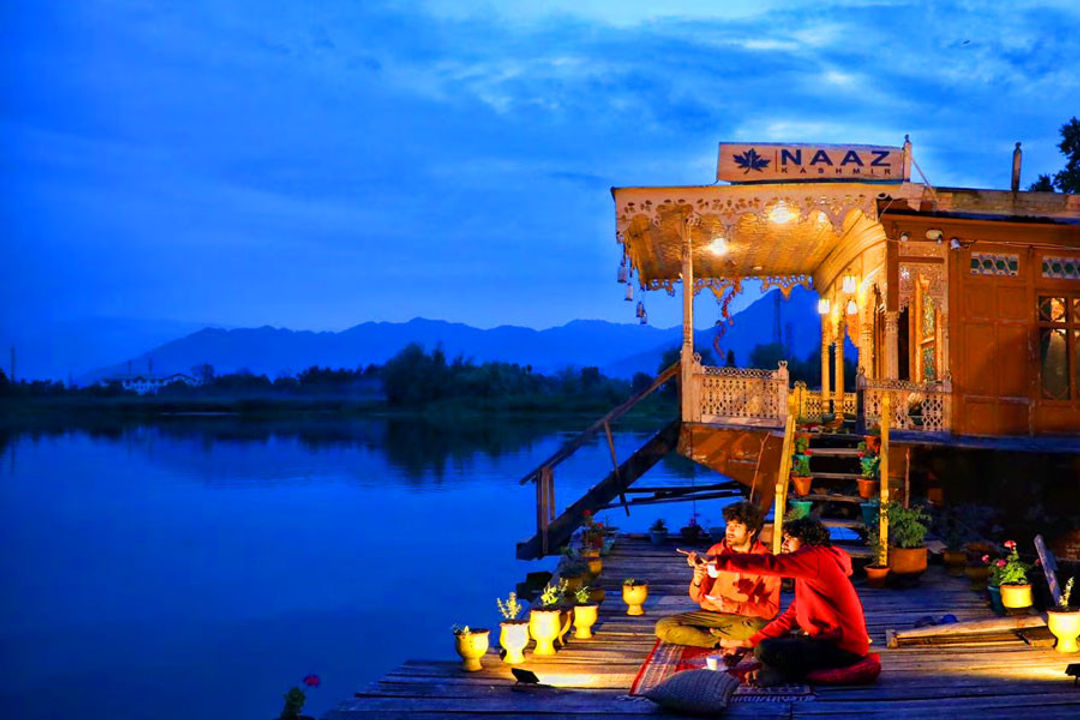 Kashmir Luxury Houseboat