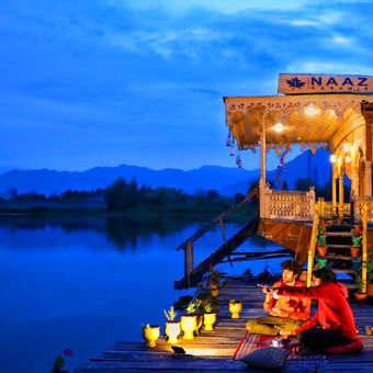 Kashmir Luxury Houseboat