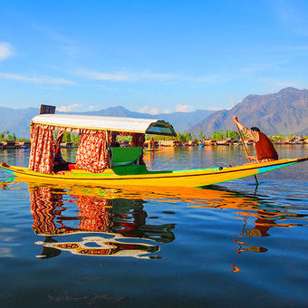 shikara boat ride on dal lake Kashmir