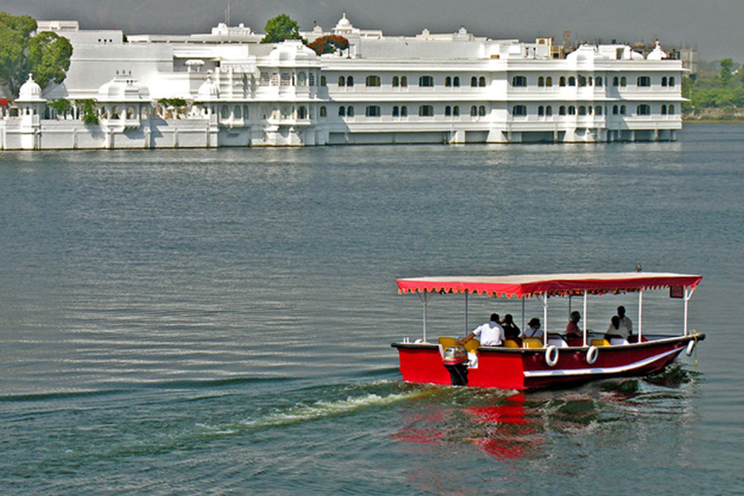 Enjoy Boat ride on Lake Pichola