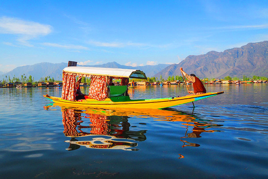 shikara boat ride on dal lake Kashmir