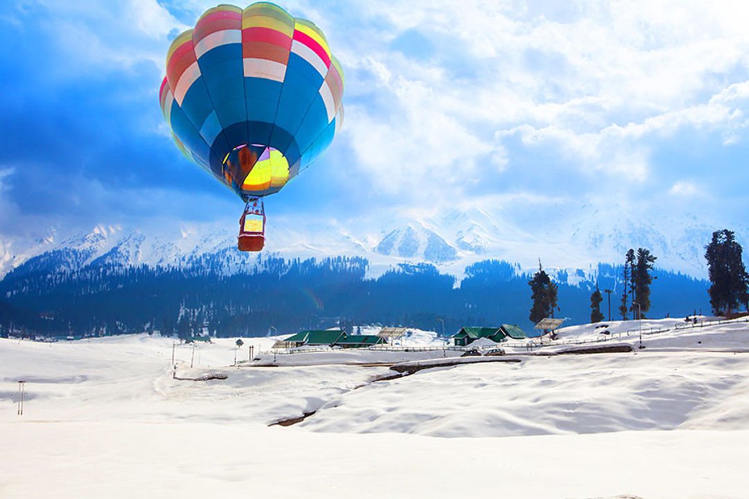 Balloon over village in Gulmarg