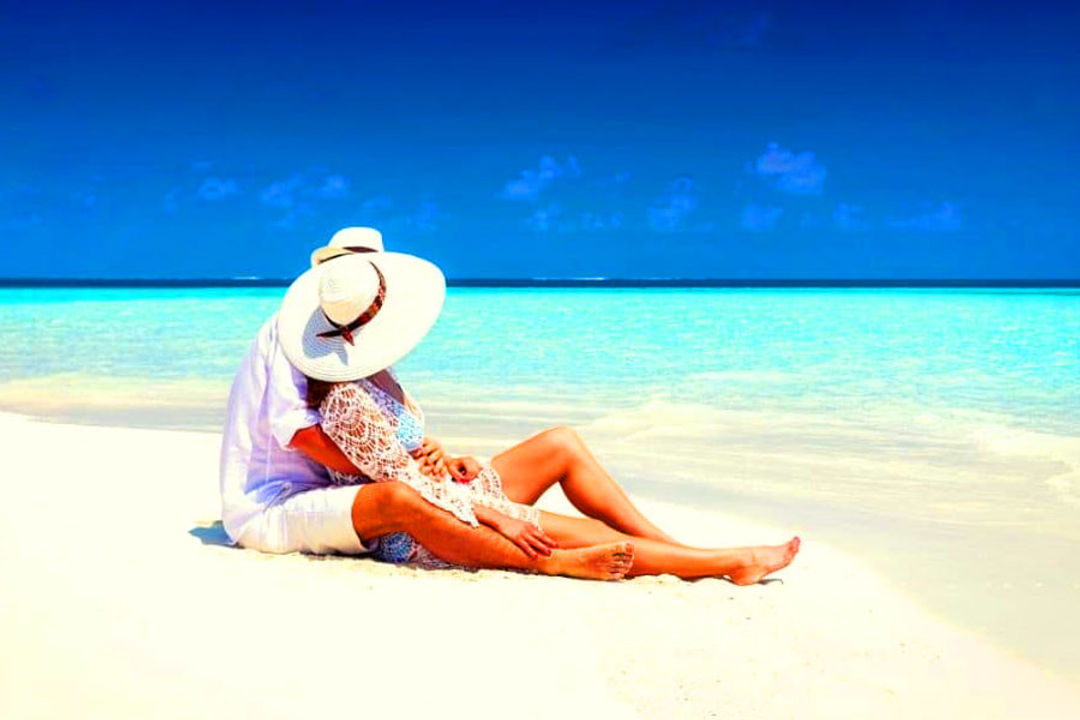 couple sunbath in lakshadweep