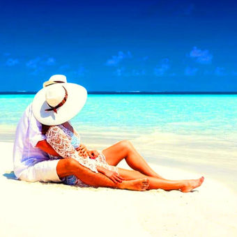 couple sunbath in lakshadweep