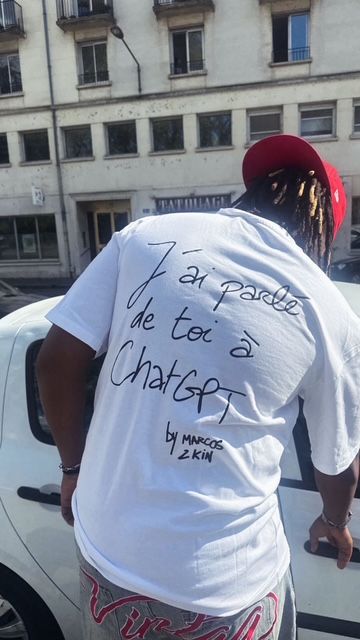 T-shirt « J'ai parlé de toi à chatgpt » — Noir