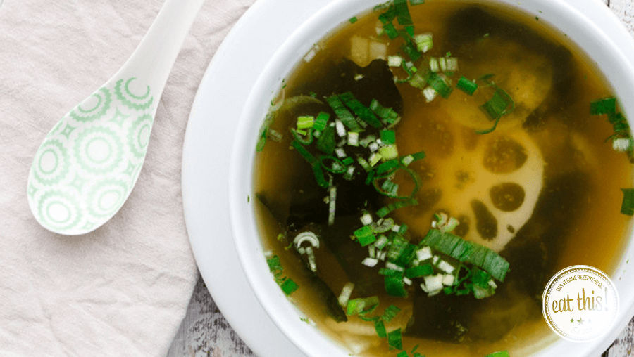 Misosuppe mit Rettich, Wakame und Lotuswurzel