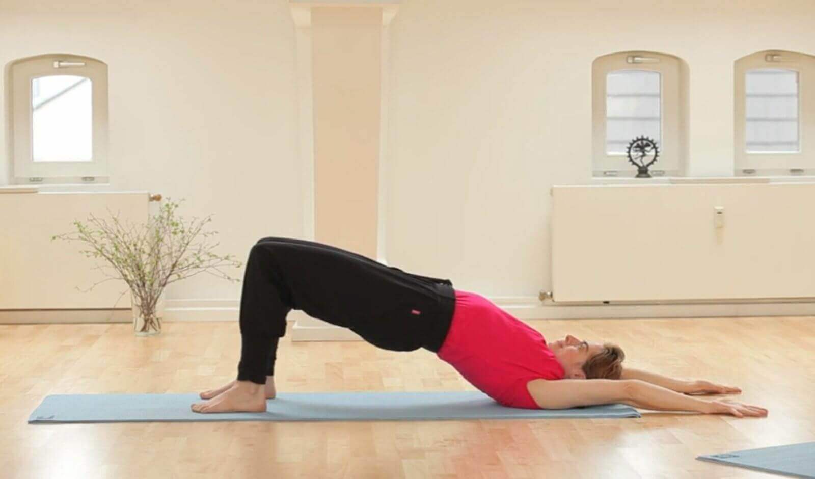 Yoga Video Yogakurs für Anfänger:innen – Atem und Bewegung (Teil 2 von 10)