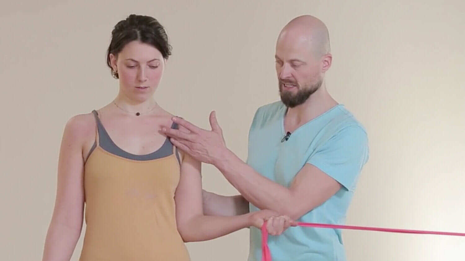 Yoga Video Gesunde Schultern mit Yogatherapie