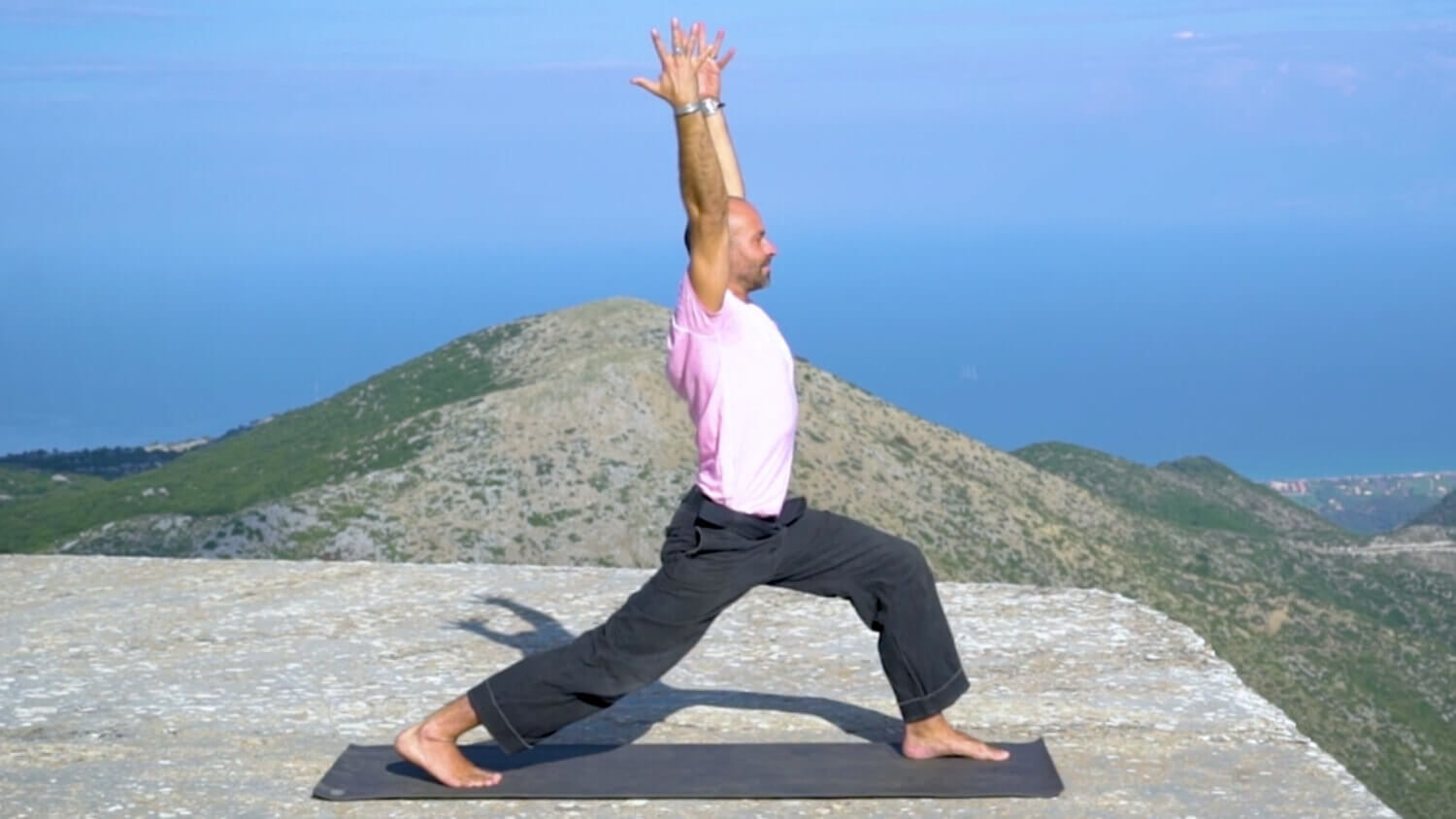 Yoga Video Go with the Flow: Ruhig und kraftvoll am Morgen