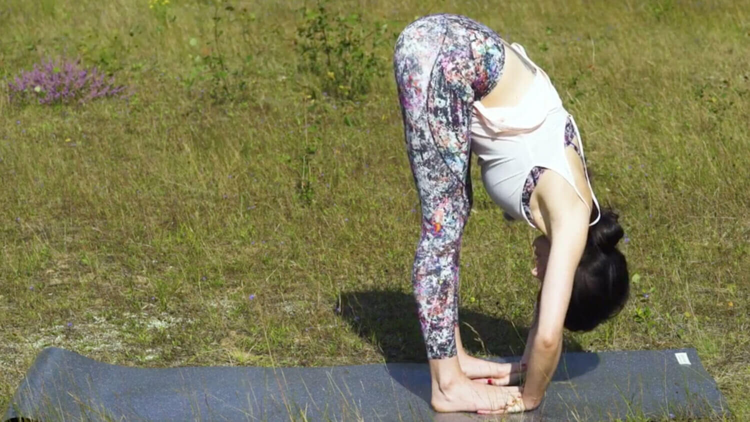 uttanasana_vorbeuge_stehend_tutorial_uebung_uttanasana_vorbeuge_stehend_tutorial_uebung_