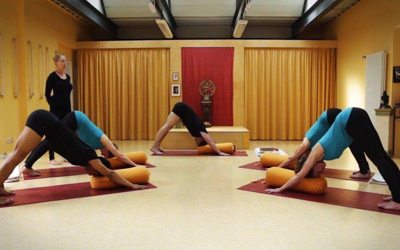 Yoga Video Iyengar Aufbaukurs Teil 5: Vom Groben zum Feinen