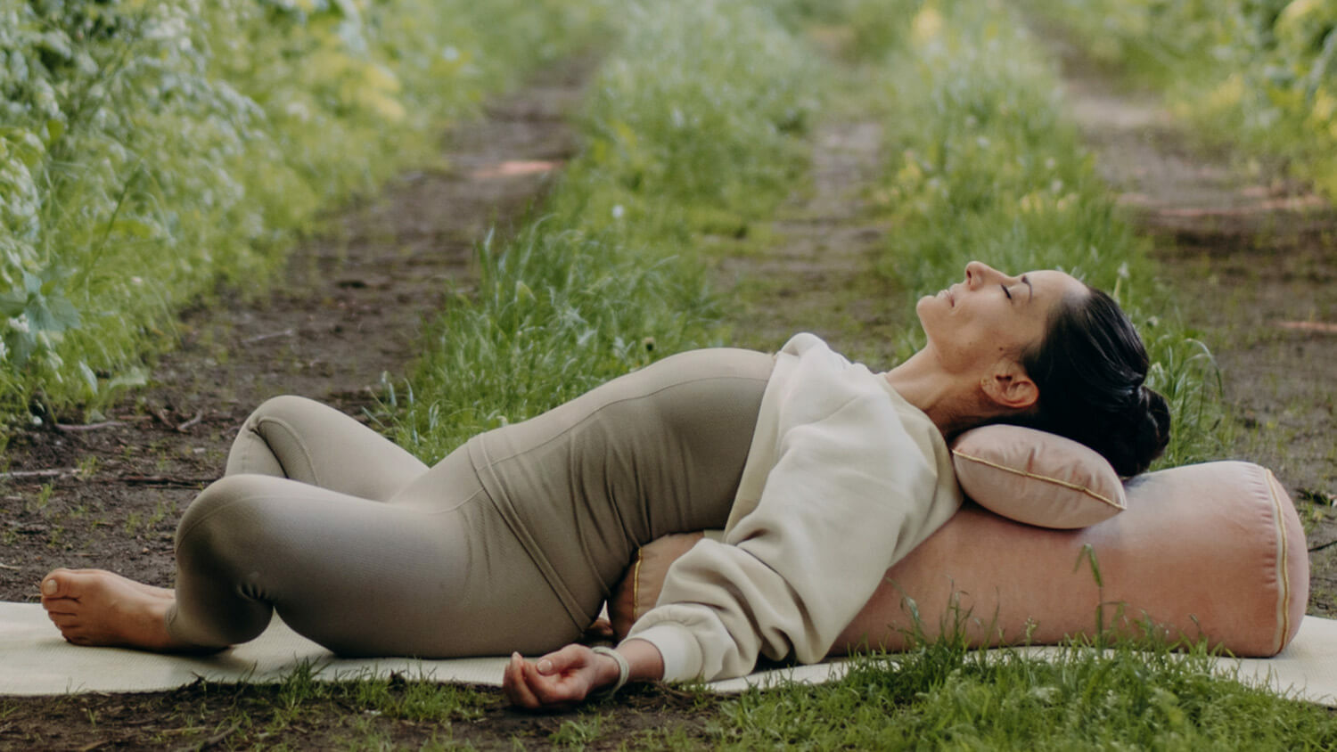 Nina Heitmann: Yin Yoga mit Bolster