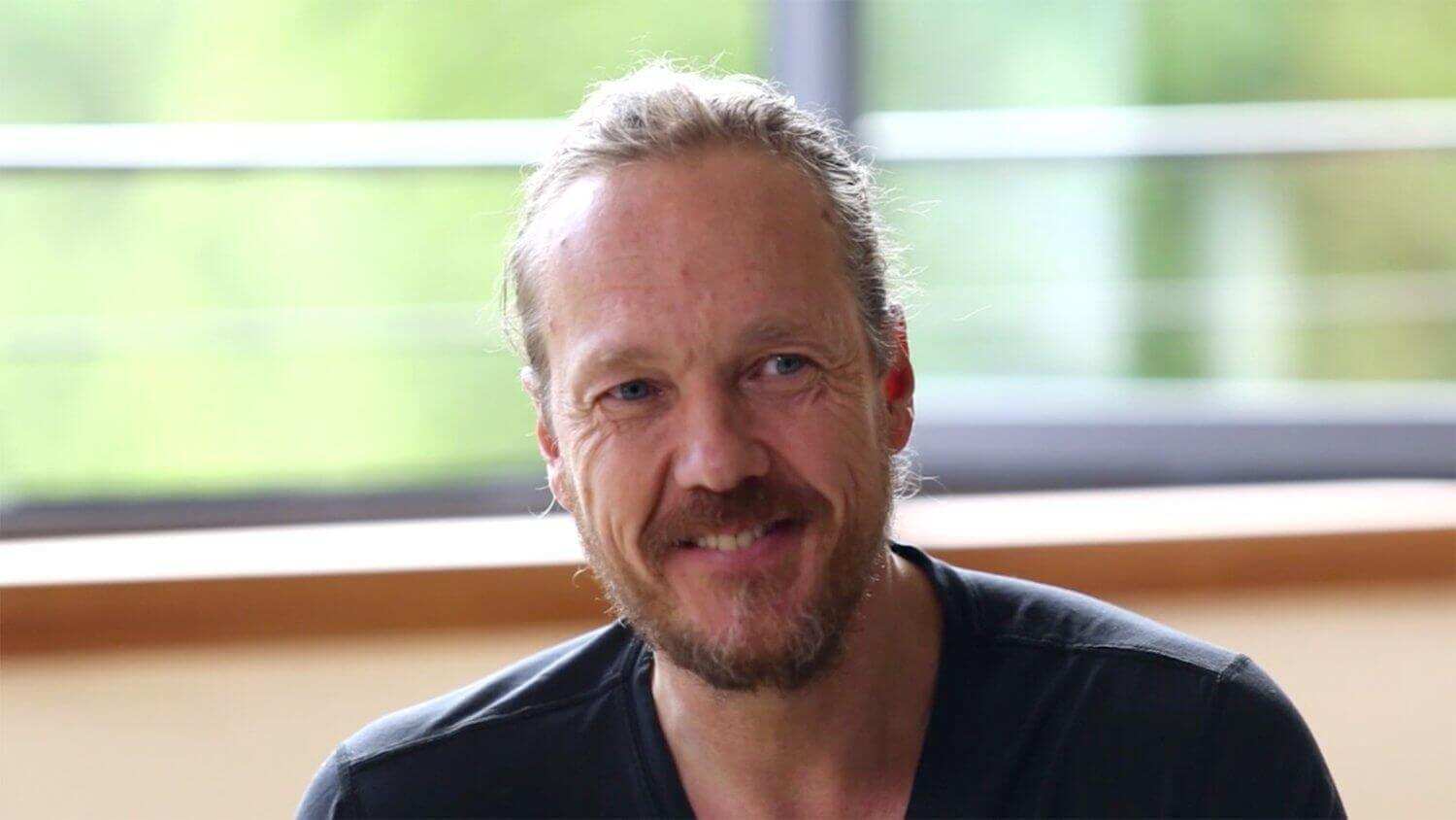 Yoga Video Patrick Broome über Fußball, Bier und Balkonpflanzen