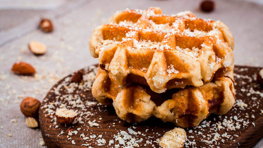 Haselnusswaffeln mit Mangosauce