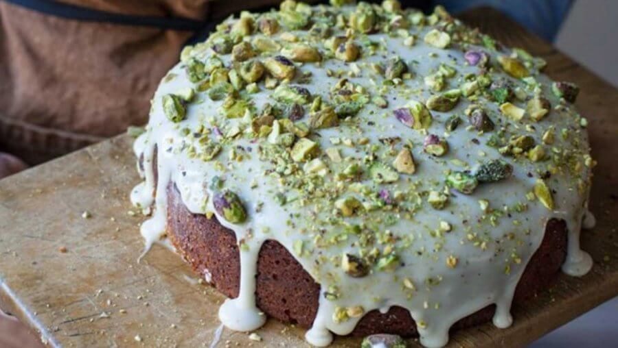 Anna Jones: Pistazienkuchen mit Holunderblüten
