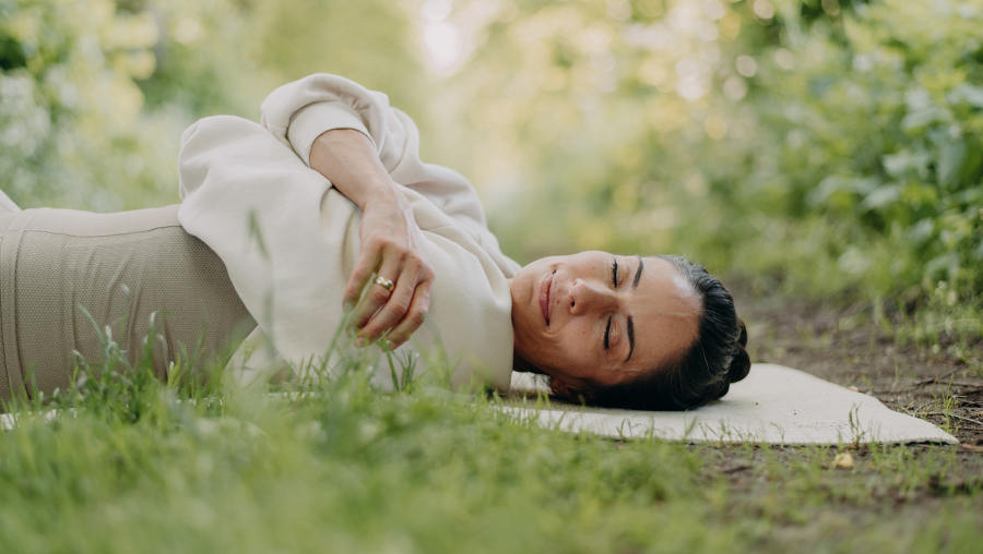 Somatisches Yoga – heilsam oder nur ein Hype?