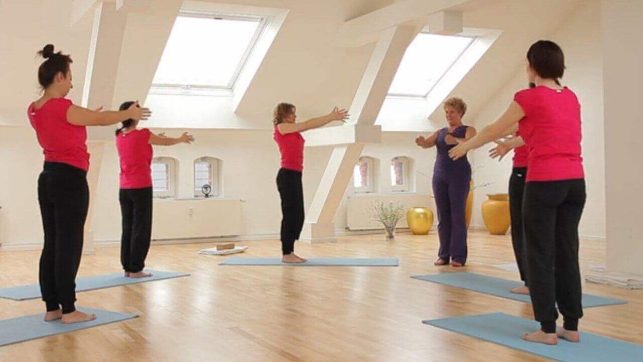Yoga Video Yogakurs für Anfänger:innen – Die Schultern kräftigen (Teil 8 von 10)